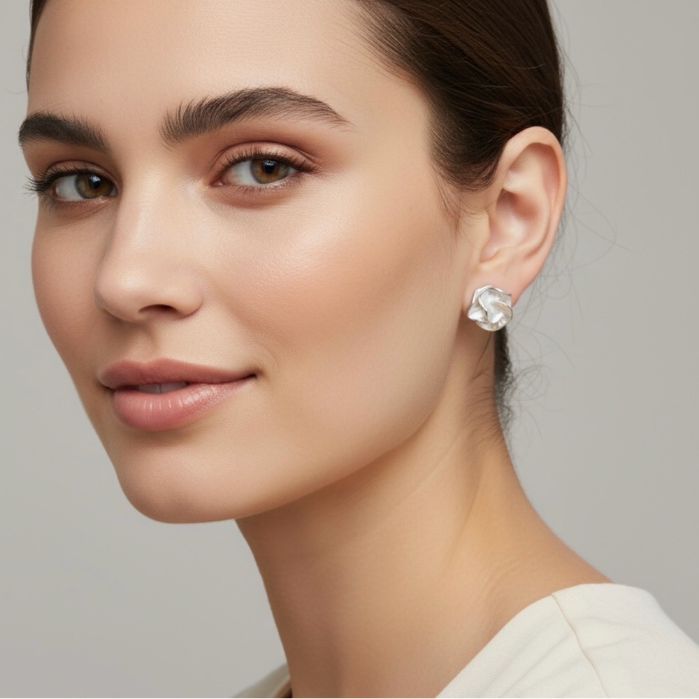 Elegant gold plated white Flower Stud with gold edges Earrings white enamel NEW